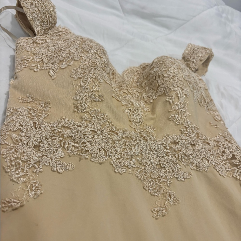 Elegant Cream Lace Wedding Dress